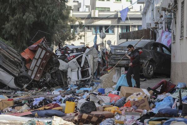 一名巴勒斯坦人在加沙市的希法医院院内走动。图片来源：AP Photo/Mohammed Hajjar