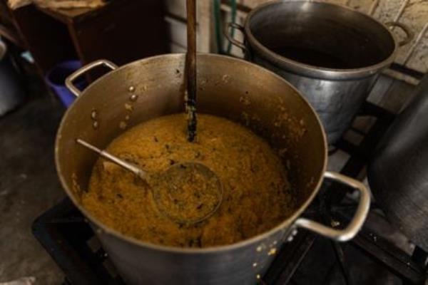 Food pot at the Nueva Esperanza communal kitchen