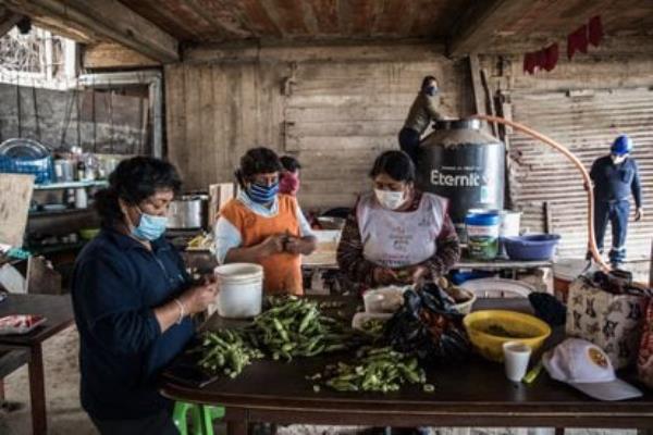 Cooks preparing food at the Ciudad Nuevo Milenio communal kitchen.